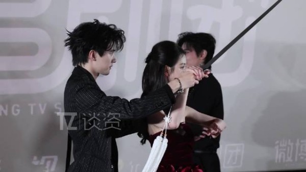 陈都灵周翊然双人舞剑好曼妙 我的眼睛都不知道该先看谁了!