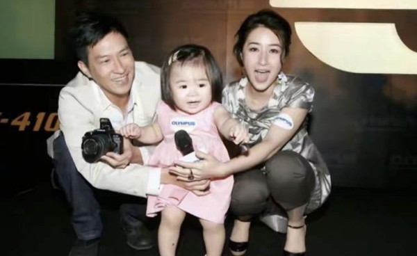 张家辉自曝与关咏荷的育儿经,婚后变虎妈猫爸,女儿想当作家被拒