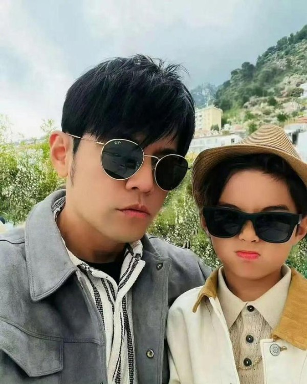周杰伦8岁儿子正脸曝光!这张脸,简直是爸妈的“复制粘贴”