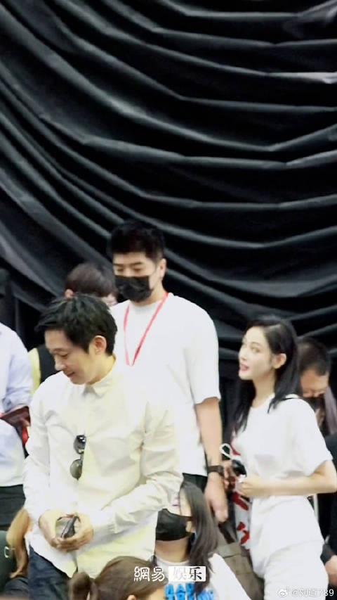 在人群里捉到一只娇羞小姐姐我和我的父辈