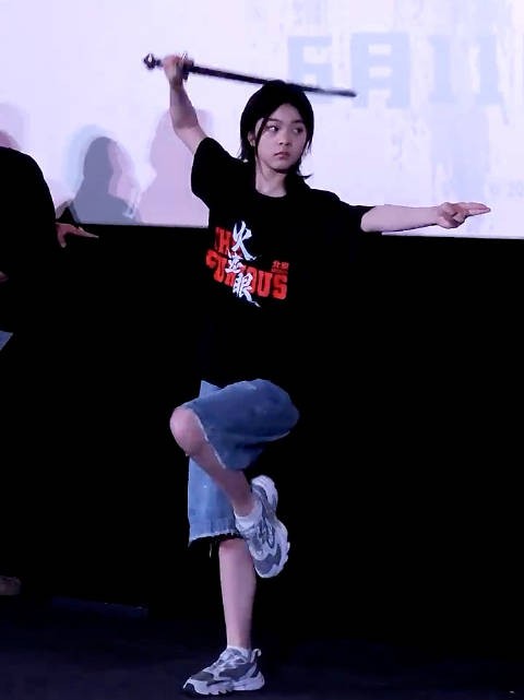 电影《火遮眼》北京首映礼,@杨恩又 现场舞剑 妹妹好飒!
