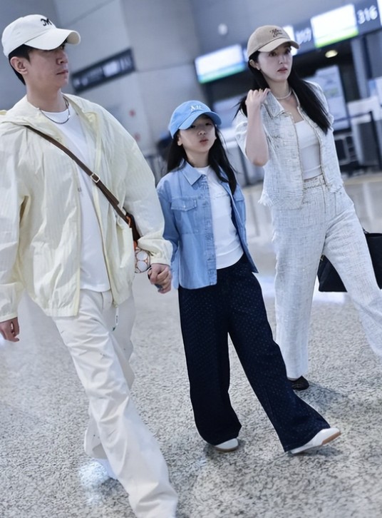 网友偶遇董璇带小酒窝 一家人画面温馨