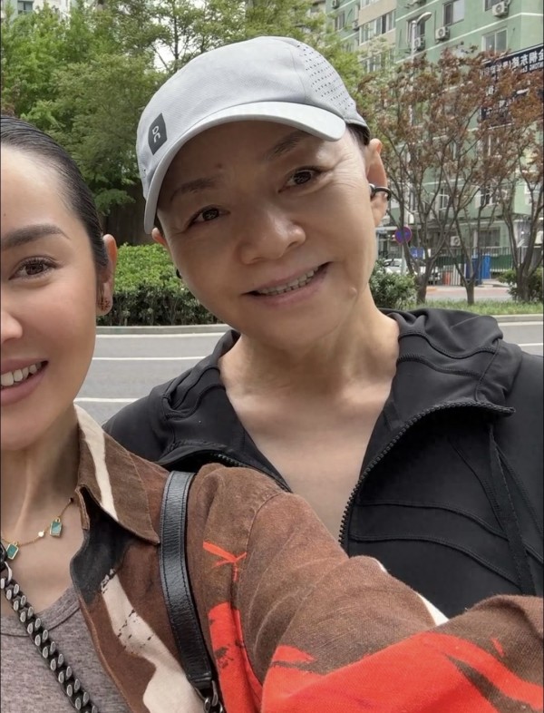 65岁宋丹丹在北京逛街被偶遇!穿着背心和小短裤状态好