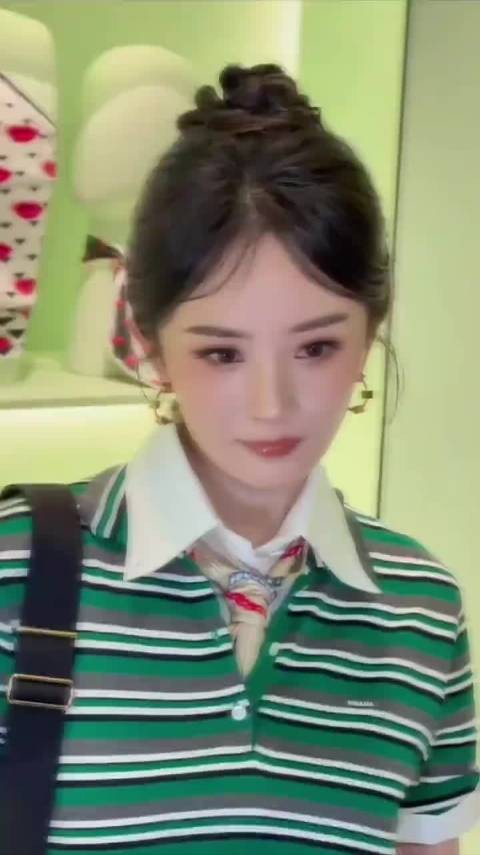 杨幂绿白条纹Polo衫配棕色短裙亮相,高颅顶丸子头吸睛