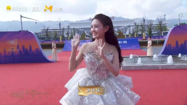 蒋依依亮相白色小天鹅蓬蓬裙，美丽又灵动！