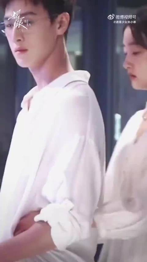 白衬衣眼镜男搂腰贴近女主片场互动引关注