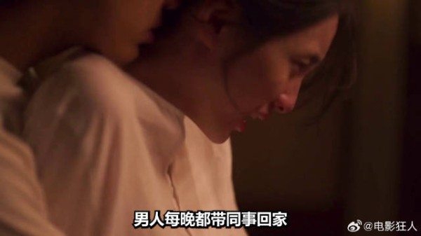 女人消失男人不慌不忙卫生间的一面镜子却让男人惊