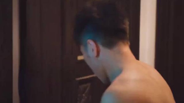 乌龙串门名场面,小伙被两位美女整得一脸茫然!