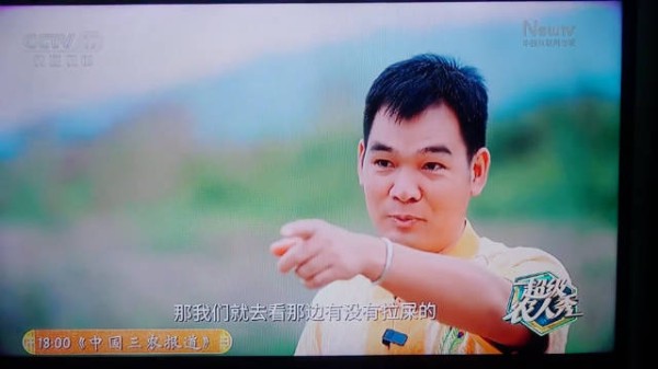 女记者又努力又可爱又窘迫,忍不住分享