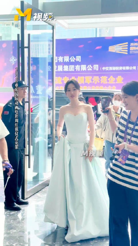 蒋梦婕隔着屏幕向你款款走来,女神范儿十足~她现身后台,期待她的亮相!