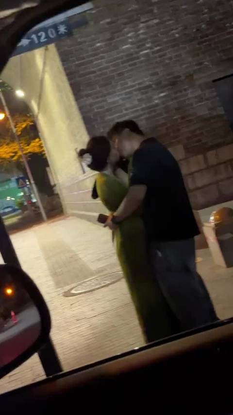真没眼力劲儿,不帮兄弟去拿一下包?