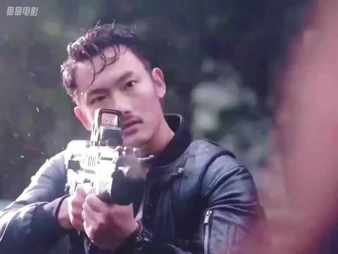 男人喜欢上了一只丧尸,为她戴上了一副牙套