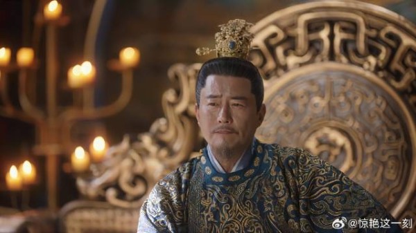 皇上请六少主发言，不料被二少主制止，皇上傻眼