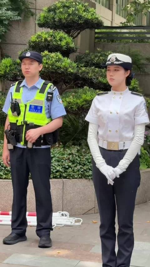 感觉警察小哥哥有点不好意思了