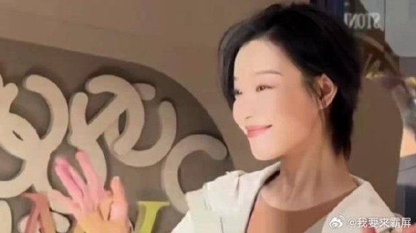 倪妮三里屯出席活动,罕见以短发造型露面,全靠颜值撑着