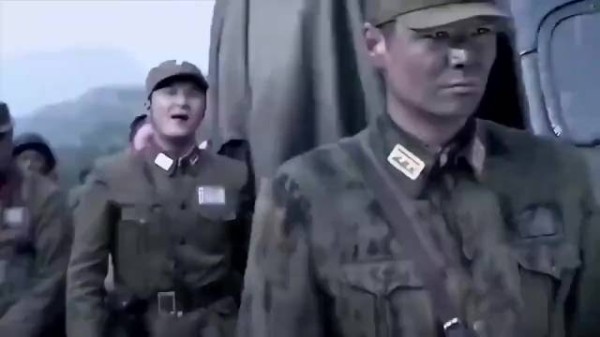 师长手下狂妄嚣张,竟在背后开黑枪,高手一枪打飞吓死他