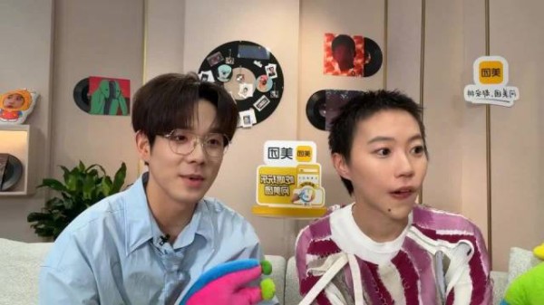 窦靖童赛前直播手动调镜像,懵懂发问逗乐观众