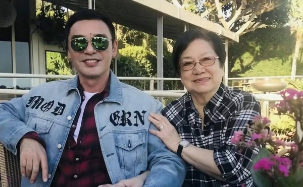 香港知名男星钟镇涛101岁母亲离世，和妻子到美国奔丧
