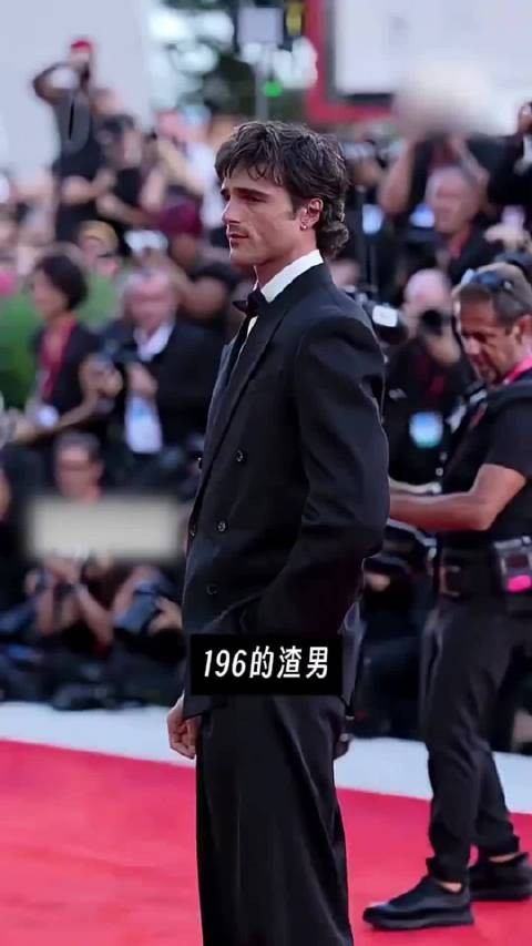 这个男人被评为好莱坞必吃榜第一名,身边女友随便换