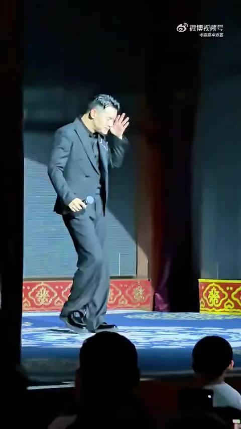 文松整这两下子,不仔细看还真的以为是张学友呢