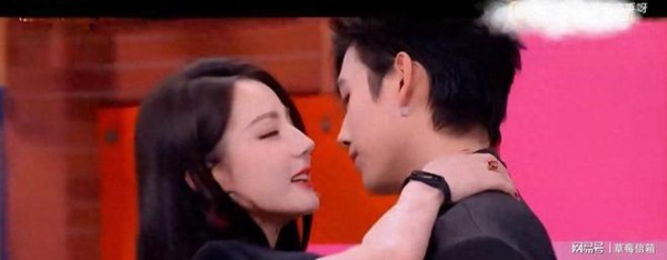 迪丽热巴陈飞宇情侣手链被扒疑似恋情曝光