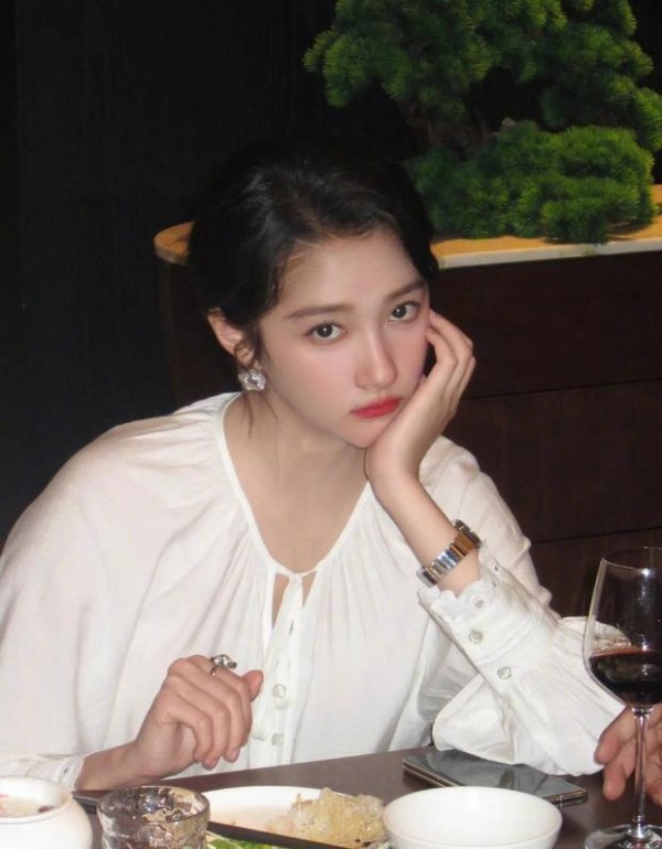 关晓彤妆容精致,美貌养眼。