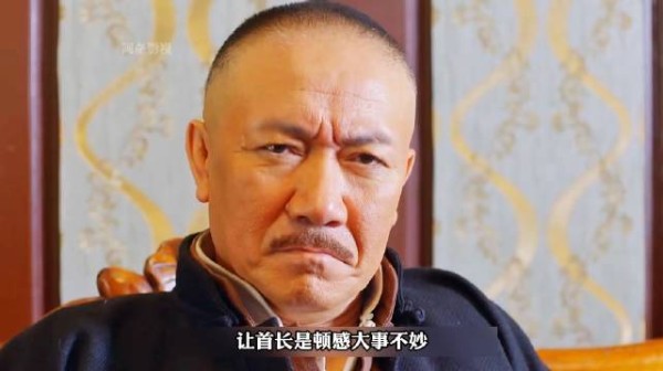 女鬼子假扮服务员要暗杀我军首长不料被首长一眼识破结局惨了