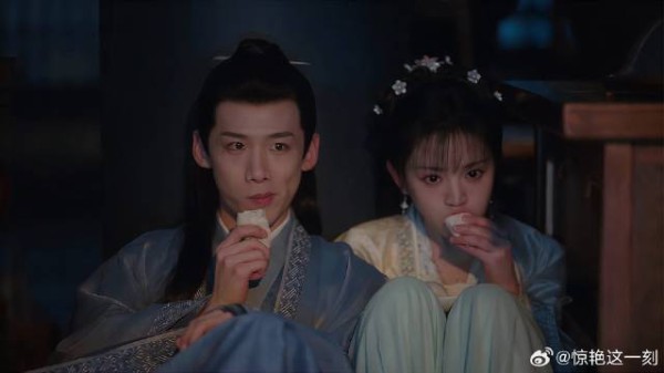 姑娘少主厨房偷吃,哪知夫人突然查岗,下秒太甜了