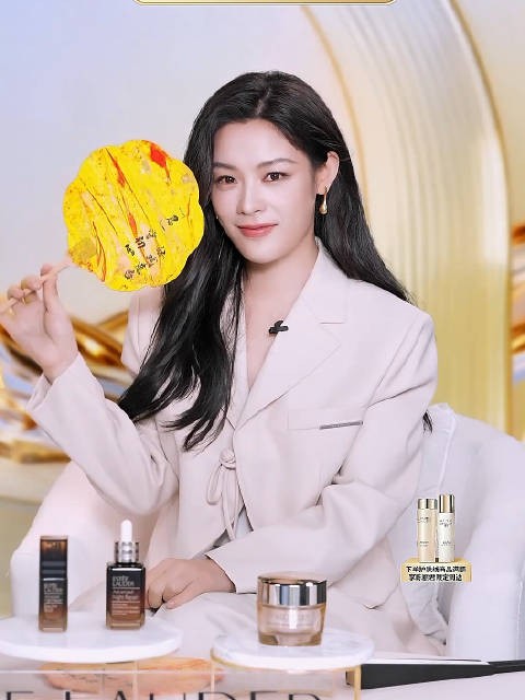 陈丽君雅诗兰黛直播全程:陈丽君白西装剪影折扇好飒!