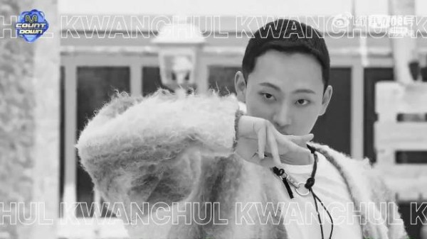 朴志训李相二等《菜鸟伙房兵》演员组味觉男孩登台打歌,应援棒为舀饭勺
