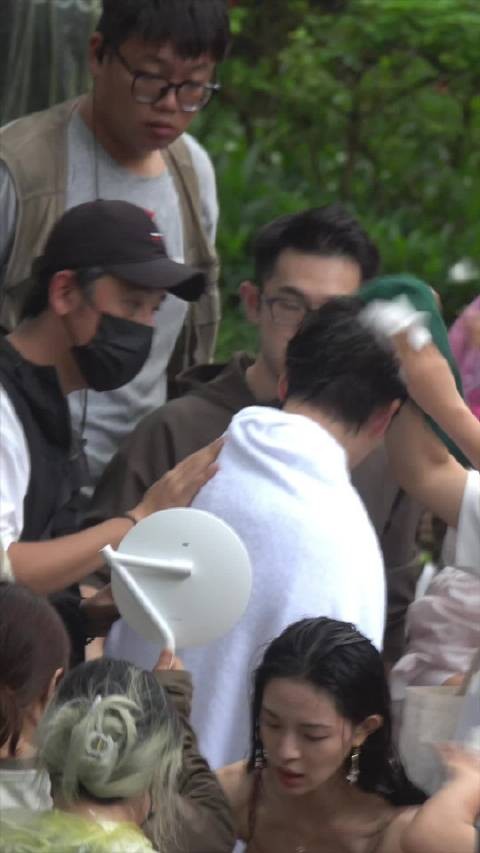众人的饱 发觉辫儿轻拍的手有点温柔哦
