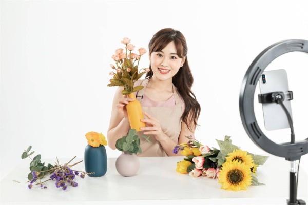 已婚女人要是对你有意思,不会明说也不会主动,而是会干这么一件事
