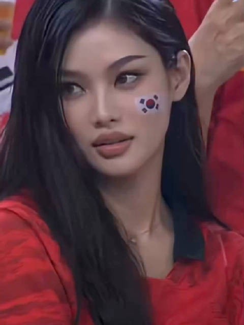 来看看世界各地的足球美女球迷,还是韩国和小日子符合咱们的审美