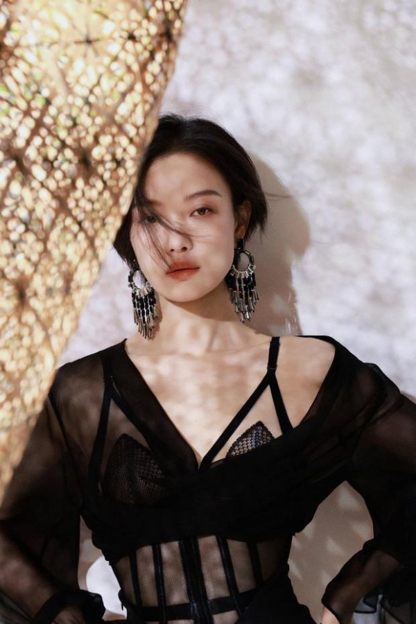 倪妮松弛感拉满。