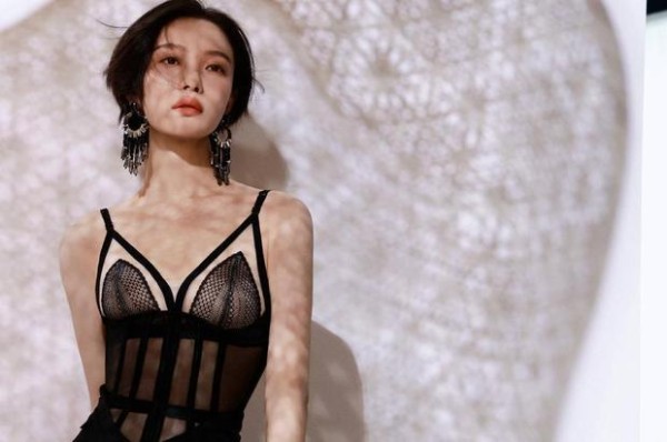 倪妮大方秀好身材。