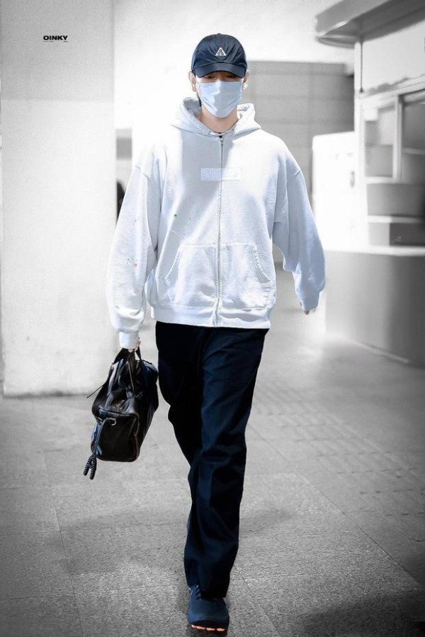 陈飞宇单手拎包,走路带风。