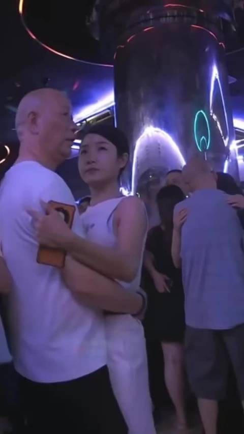 退休大爷的日子,幸福滋润!