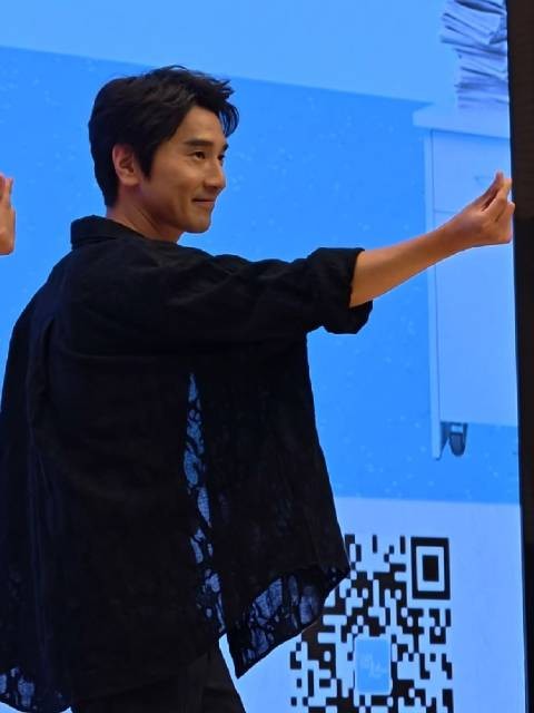 来看周主任@趙又廷 的花式比心时刻,毕竟是科室主任,比心都这么不一样