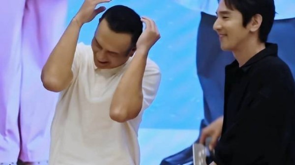 哈哈哈哈哈哈哈都说了别让中年演员玩这个 黄觉来了也要比小猫耳朵➕脸颊比心
