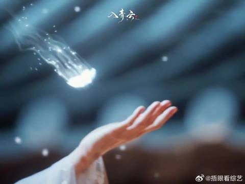 你在看漫天福星花洒落，而我在看你