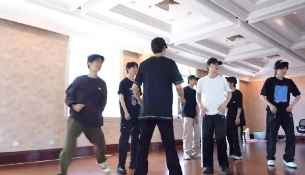 太喜欢看练习环节了 定格私服都特别帅特别哥跳得还特别好 爽哉