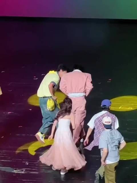 王广舞台表演裤子崩开引网友轻松调侃