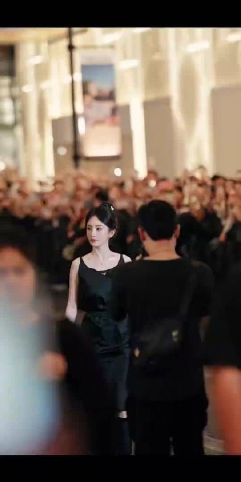 Prada活动结束外网先认领杨幂后认领其他艺人