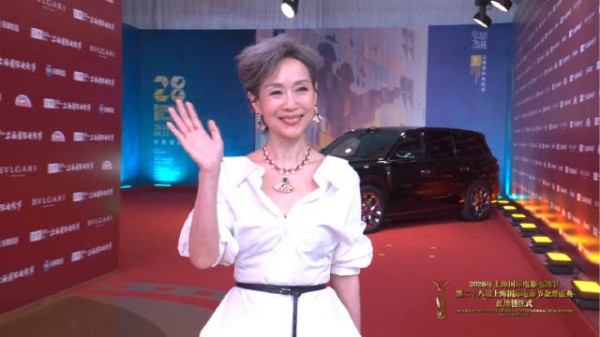 叶童上海国际电影节 开幕式红毯采访全程 一袭纯白造型亮相优雅美丽知性大方