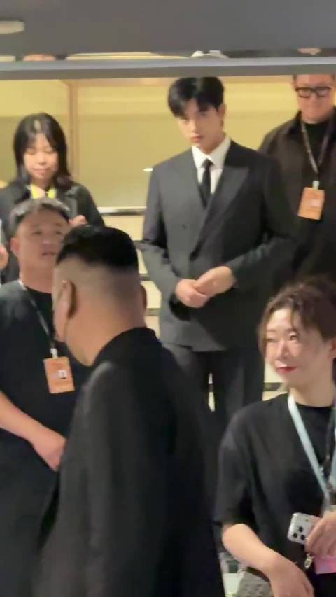 陈飞宇亮相上海电影节,黑西装尽显优雅魅力