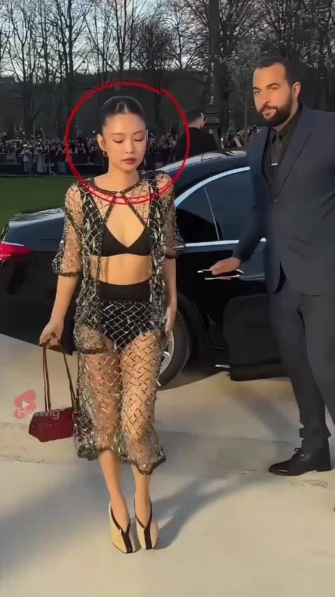 Jennie在活动中穿着看起来有点不自在!