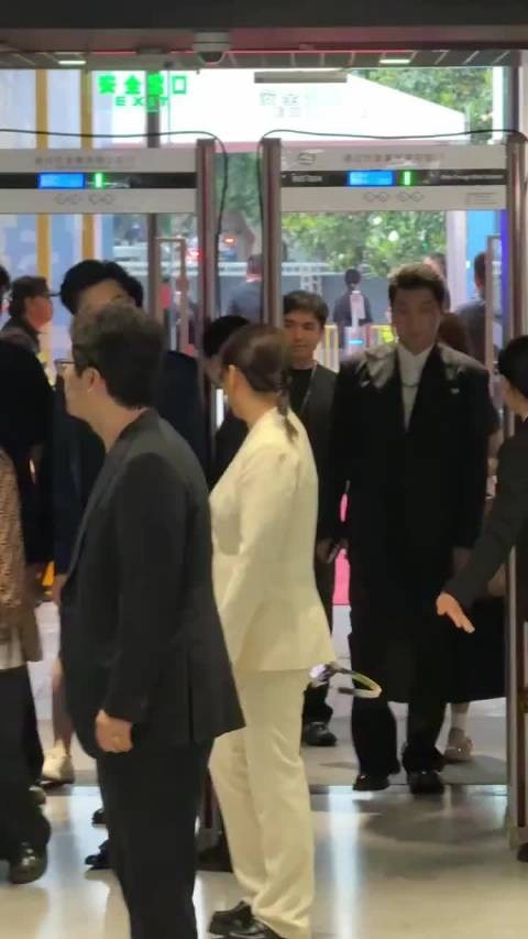 张若昀亮相上影节,正装贵气私服软萌