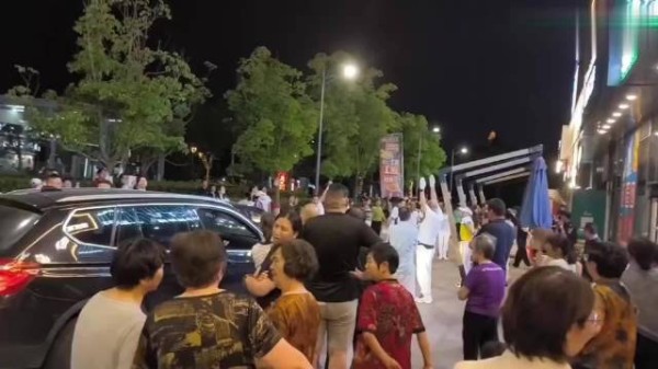 网友:跳广场舞被把路堵了,还不肯让道!真是坏人变老了