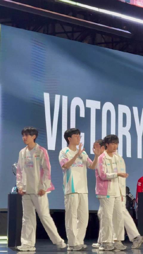 Viper大田首秀MSI向粉丝鞠躬致意