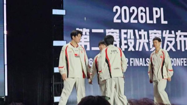 拍完合影准备要走了,但是又被叫回来,索性在天神带领下坐下来了